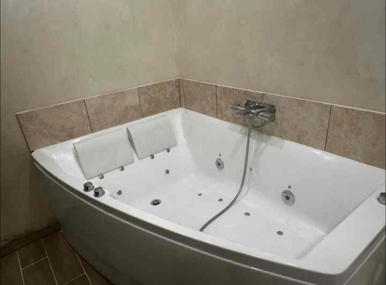Netflix & Sky Jacuzzi Apartment Puteaux