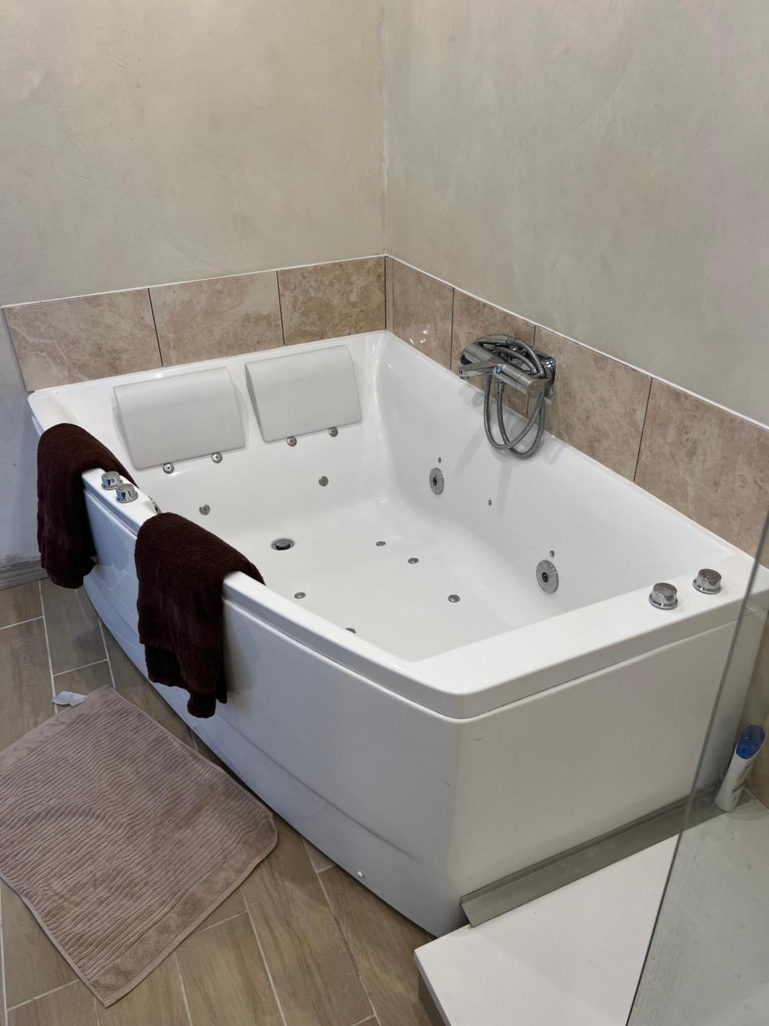 Netflix & Sky Jacuzzi Apartment *